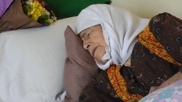 107 yaşındaki Nasibe Kemiksiz'e Dünya Kadınlar Günü ziyaretinde yeni kimliği verildi