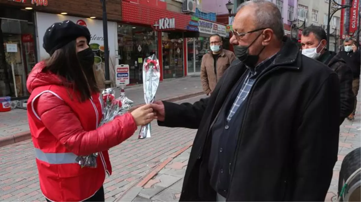 2020\'de kadın cinayetinin işlenmediği kentimizde erkeklere çiçek dağıtıldı