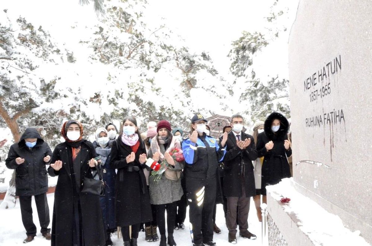 8 Mart Dünya kadınlar Günü\'nde Nene Hatun mezarı başında anıldı