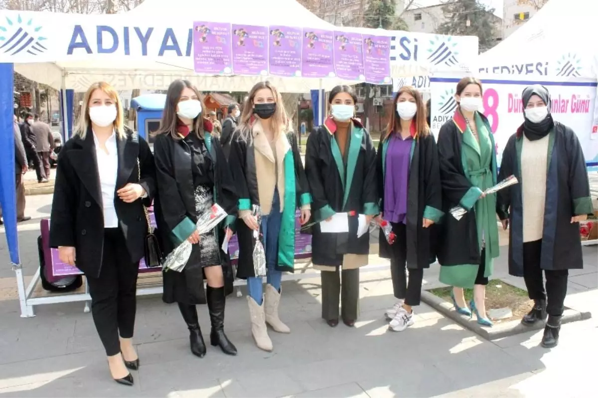 Adıyaman\'da avukatlara karanfil dağıtıldı