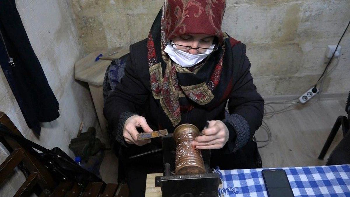 Ağrılarından bakır işleyerek kurtuldu