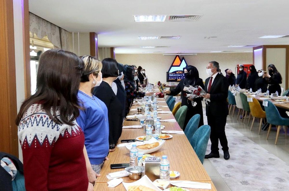 AİÇÜ Rektörü Prof. Dr. Karabulut, Kadınlar Günü\'nü gül dağıtarak kutladı