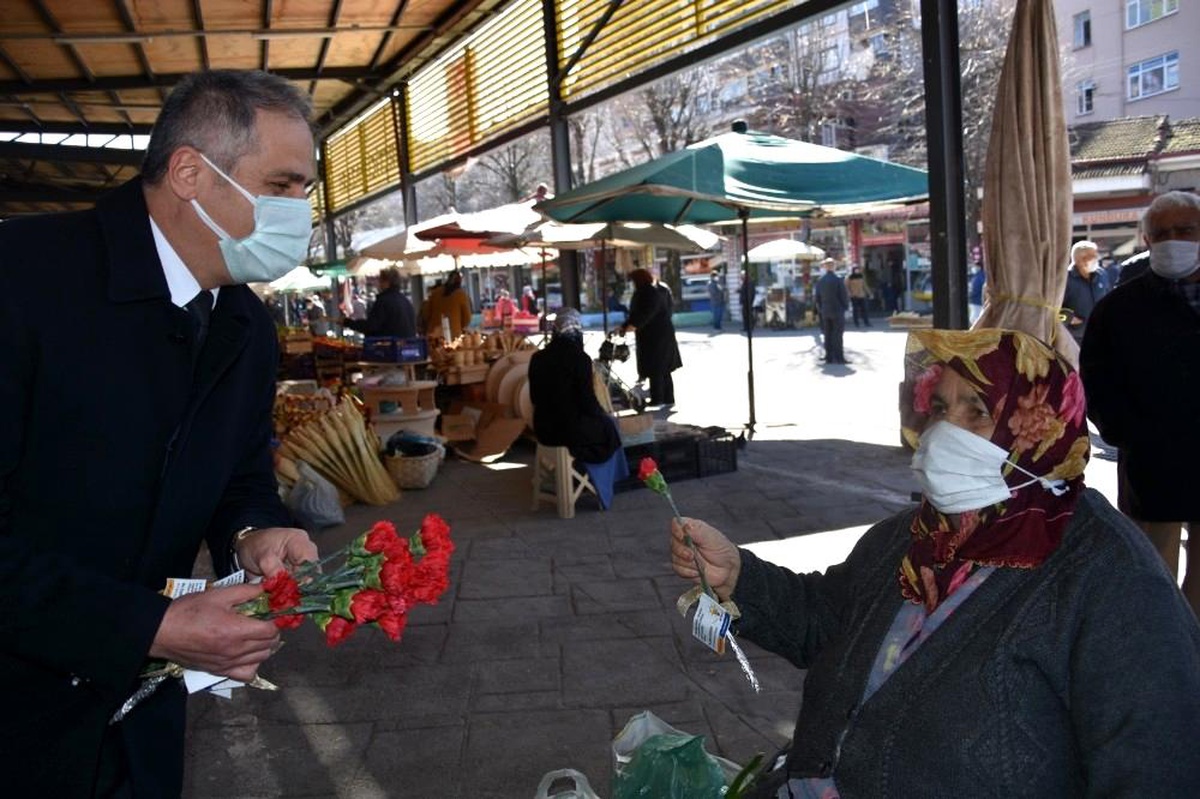 AK Parti, 8 Mart\'ı karanfil ve maskeyle kutladı