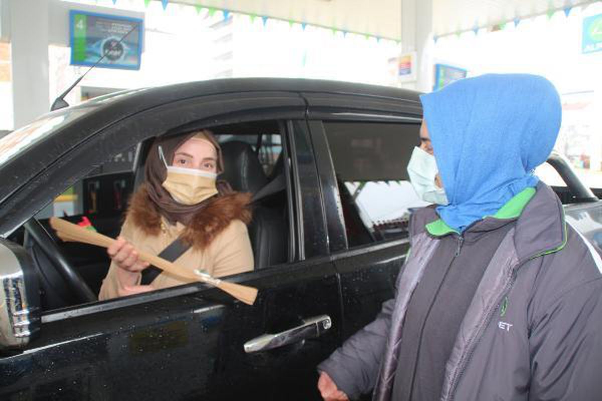 RİZE Akaryakıt istasyonu görevlisi Songül, müşterilerine karanfil dağıttı