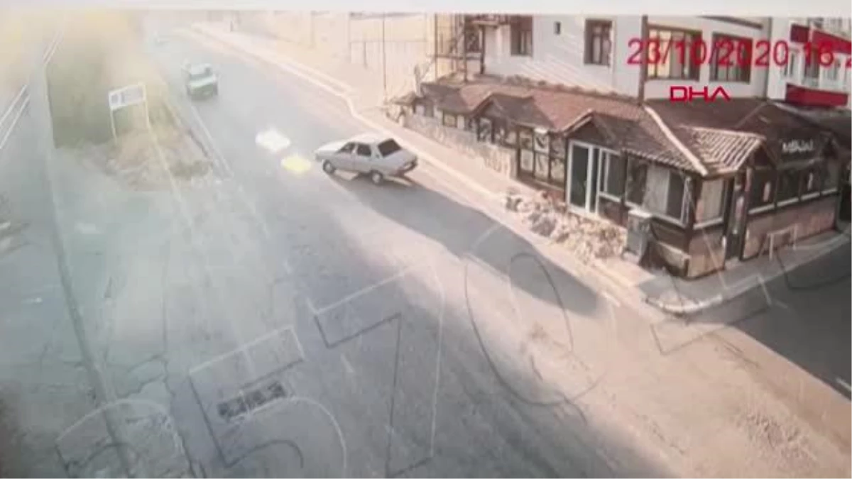 AMASYA Kamyonetin çarptığı otomobildeki sürücü ve yolcu yola savruldu