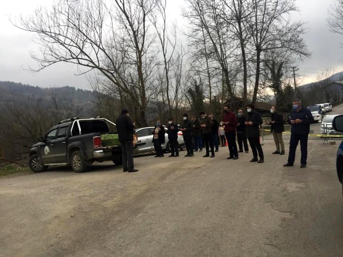 Annelerinin cenaze namazını kontrol noktasında kıldılar