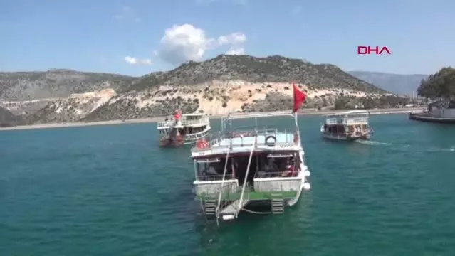 Rus turistler, Kekova'da yazı yaşadı