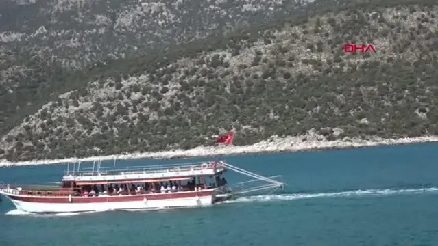 Rus turistler, Kekova'da yazı yaşadı