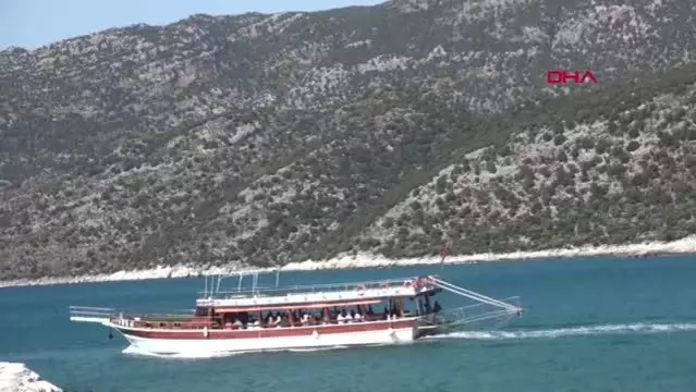 Rus turistler, Kekova'da yazı yaşadı