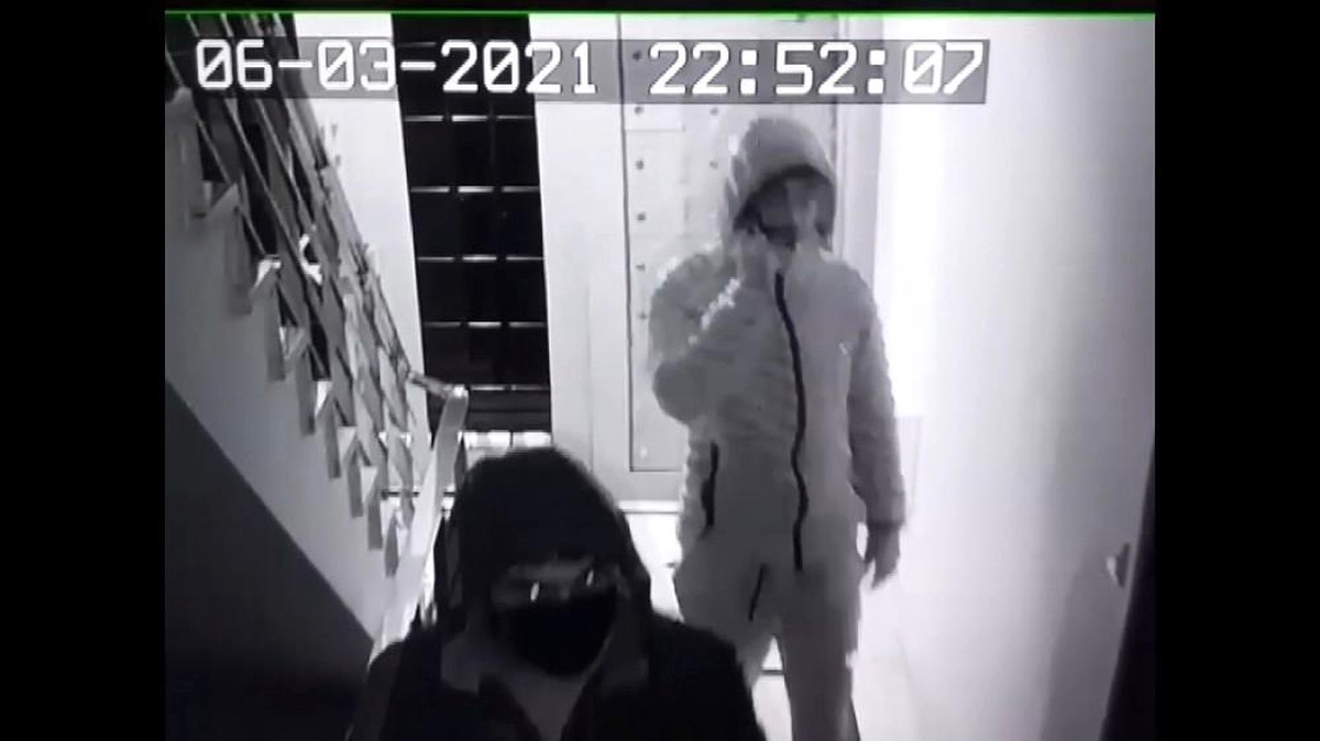 Apartmana giren 2 hırsız ayakkabıları böyle çaldı