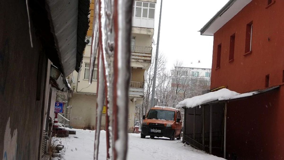 Ardahan güne kar ile uyandı