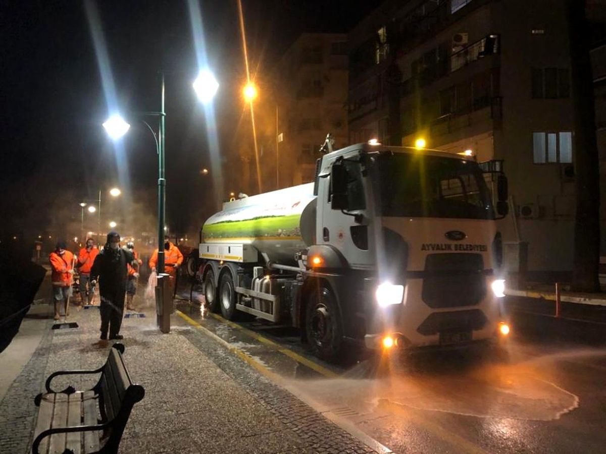 Ayvalık\'ta Cadde ve sokaklarda Covid 19 temizlikleri bitmek bilmiyor