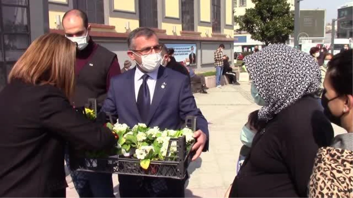 BALIKESİR - İYİ Partili kadınlar çiçek ve broşür dağıttı