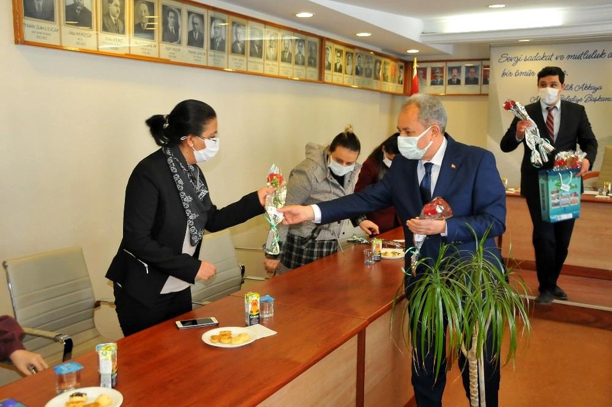 Akşehir Belediye Başkanı Akkaya, belediyedeki kadın personelin Kadınlar Gününü kutladı