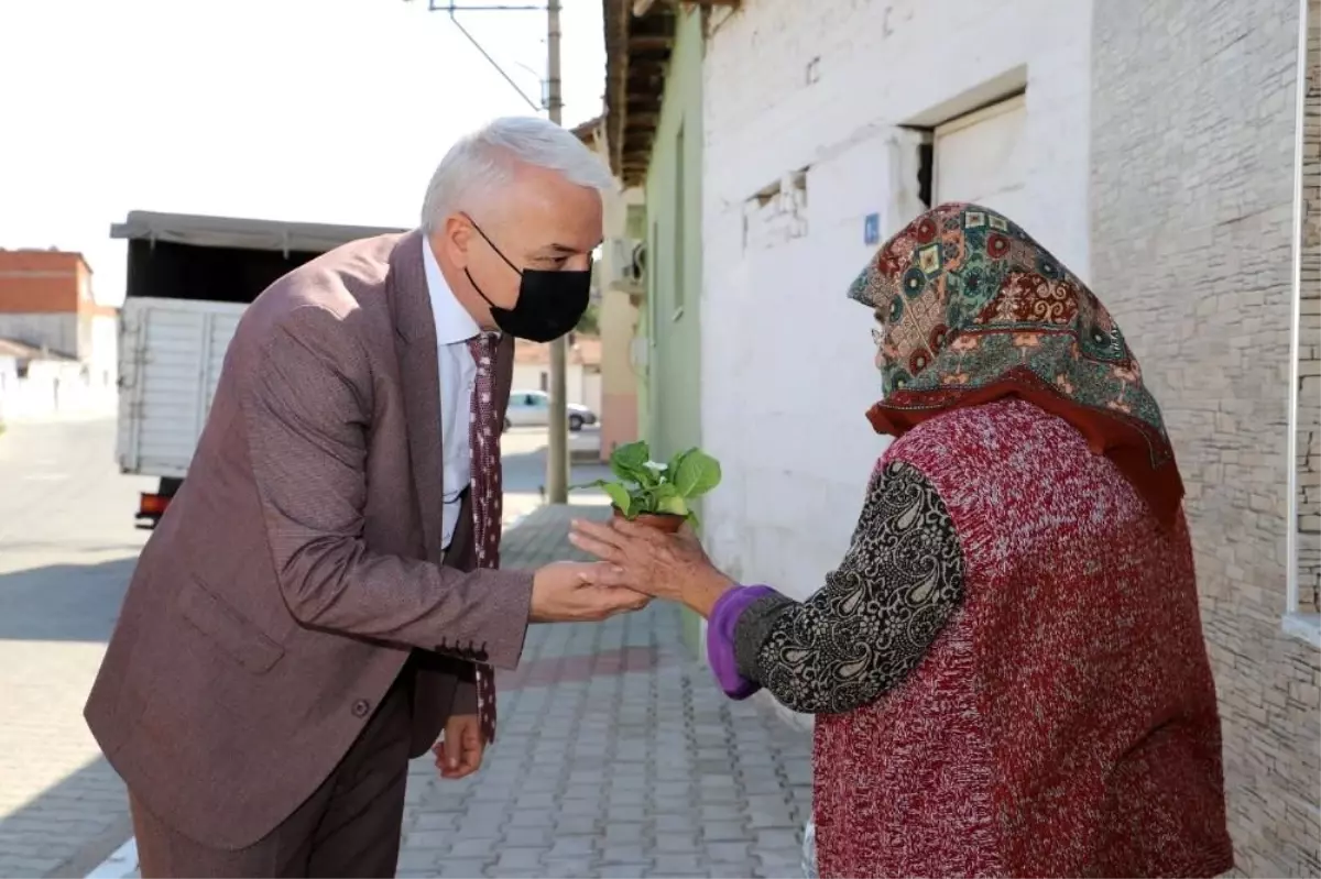 Başkan Bilgin, kadınlara çiçek dağıttı