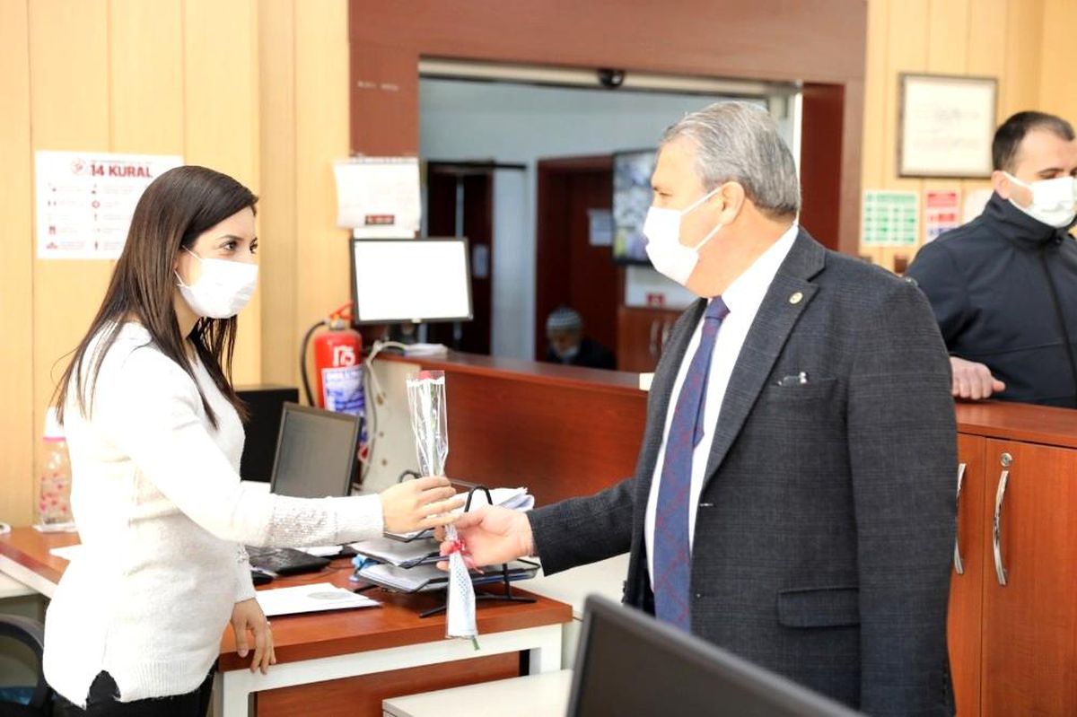 Başkan Çerçi 8 Mart\'ta kadın personelleri unutmadı