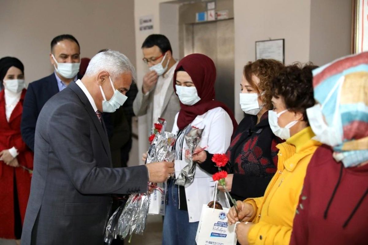Başkan Güder, kadınlara karanfil dağıttı