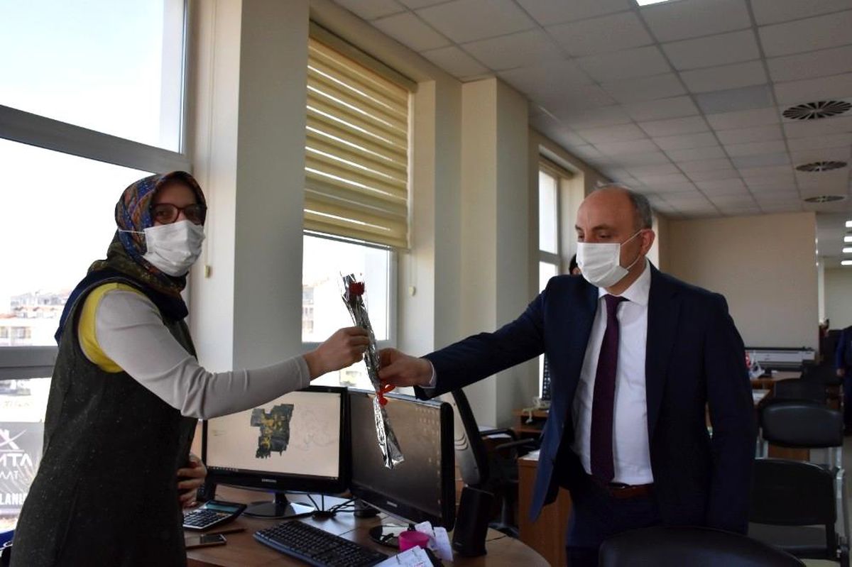Başkan Kılıç, sağlık ve belediye çalışanlarının Kadınlar Günü\'nü kutladı