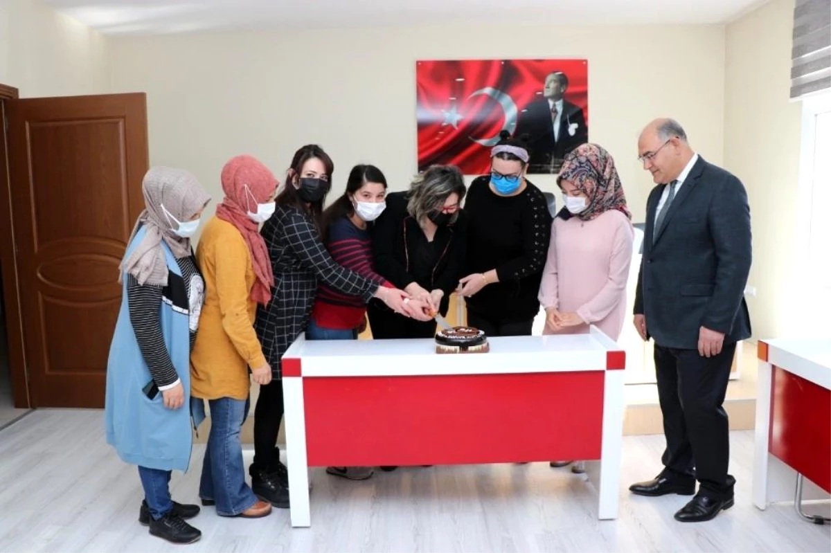 Başkan Mustafa Çay\'dan kadınlara pastalı kutlama