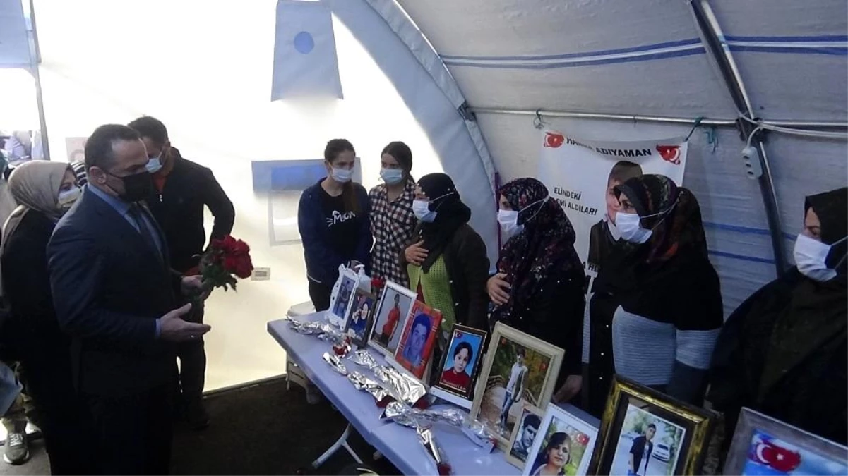 Evlat nöbeti tutan ailelere 8 Mart Dünya Kadınlar Günü ziyaretini Yıldız ailesi yaptı