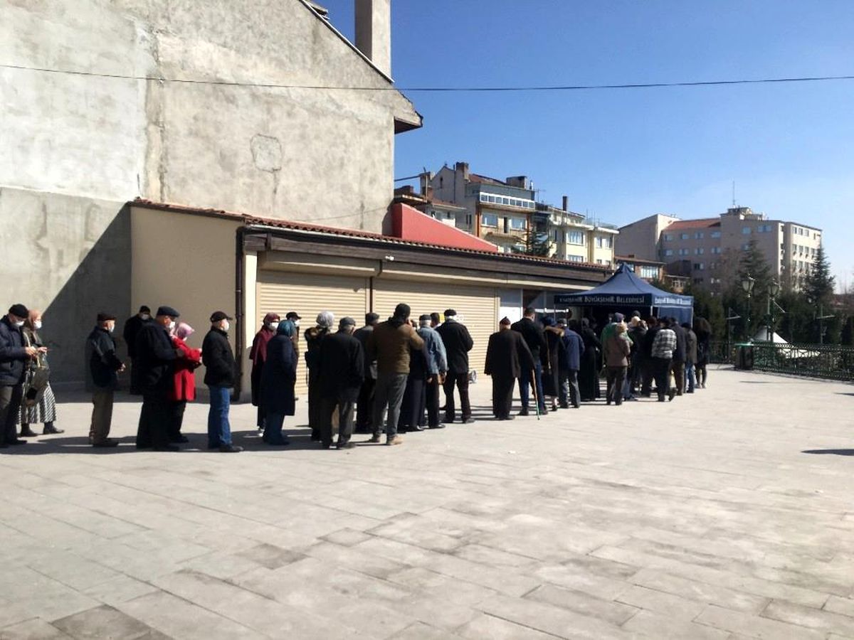 BİLEM önünde yaşlıların HES kodu eşleştirme kuyruğu