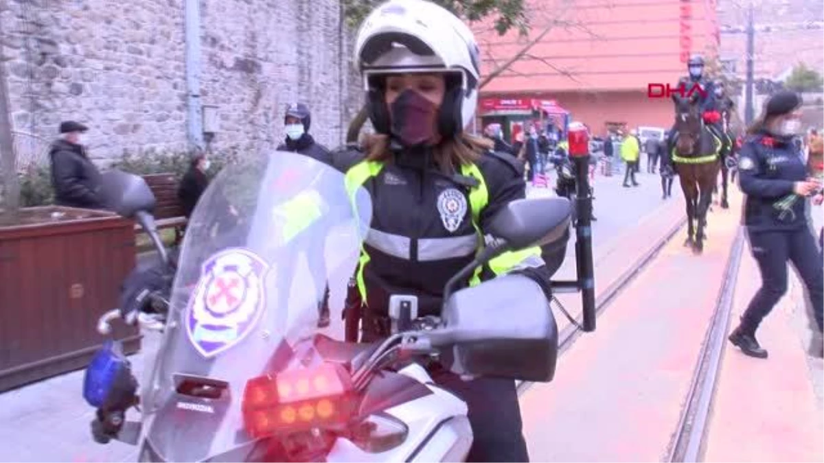 Son dakika haberi: BURSA Atlı kadın polisler, kadınlara karanfil dağıttı