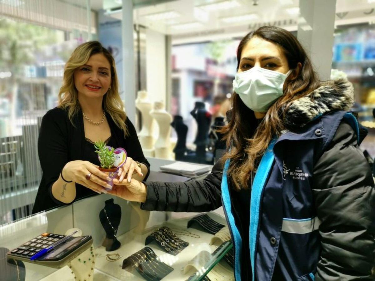 Büyükşehir\'den kadınlara çiçekli kutlama