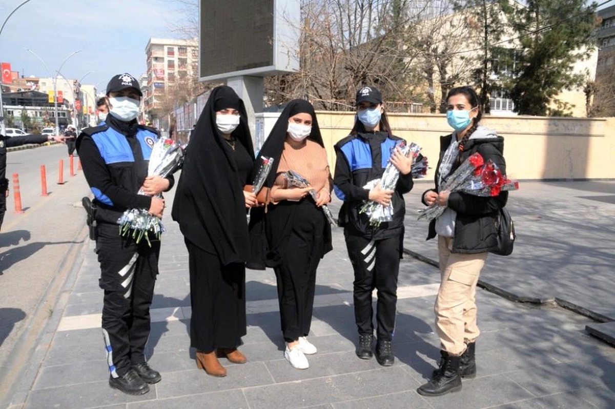 Cizre polisi kadınlara karanfil hediye edip günlerini kutladı