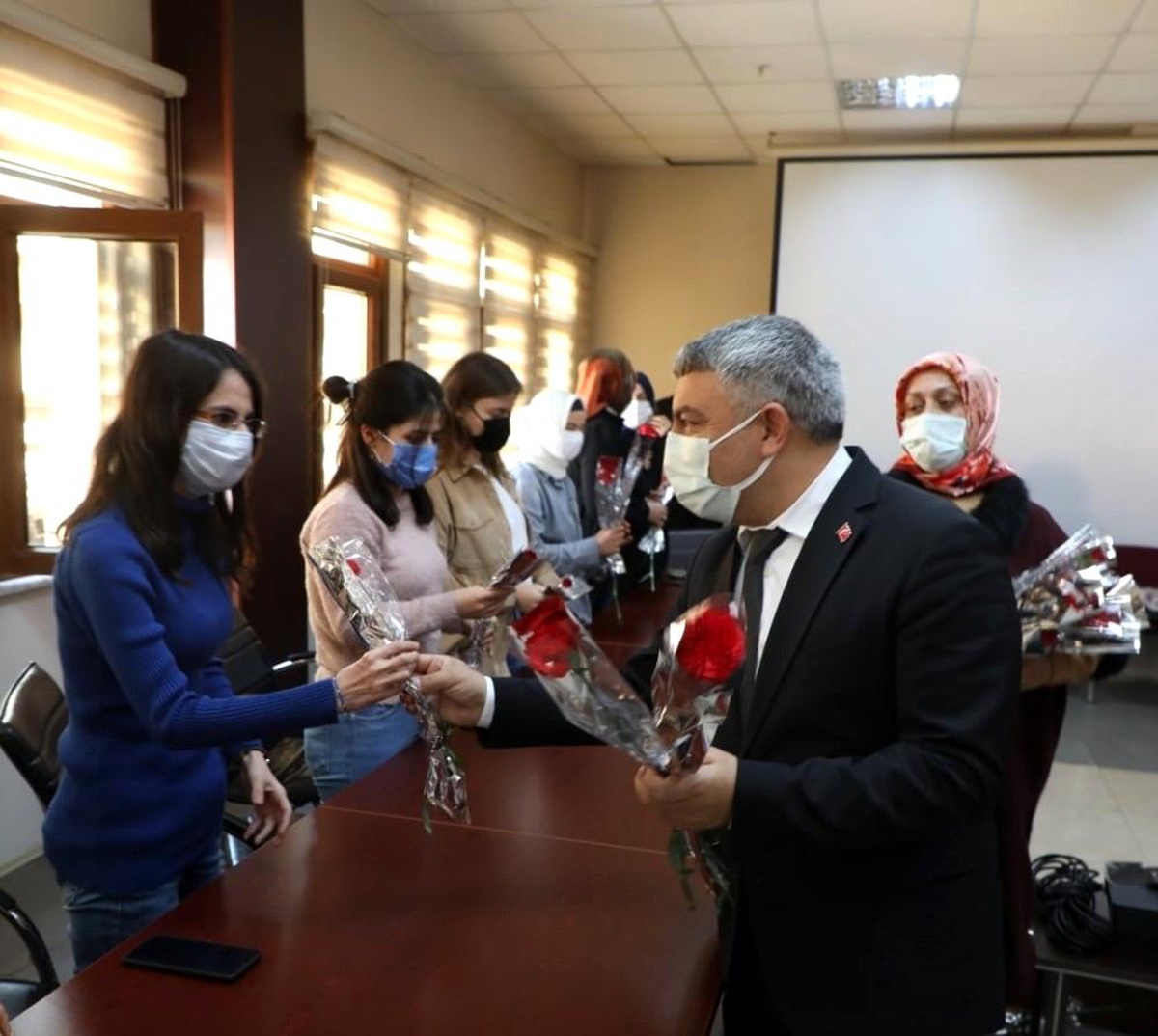 Dilovası Belediyesi\'nden kadın personellere maaş ikramiyesi