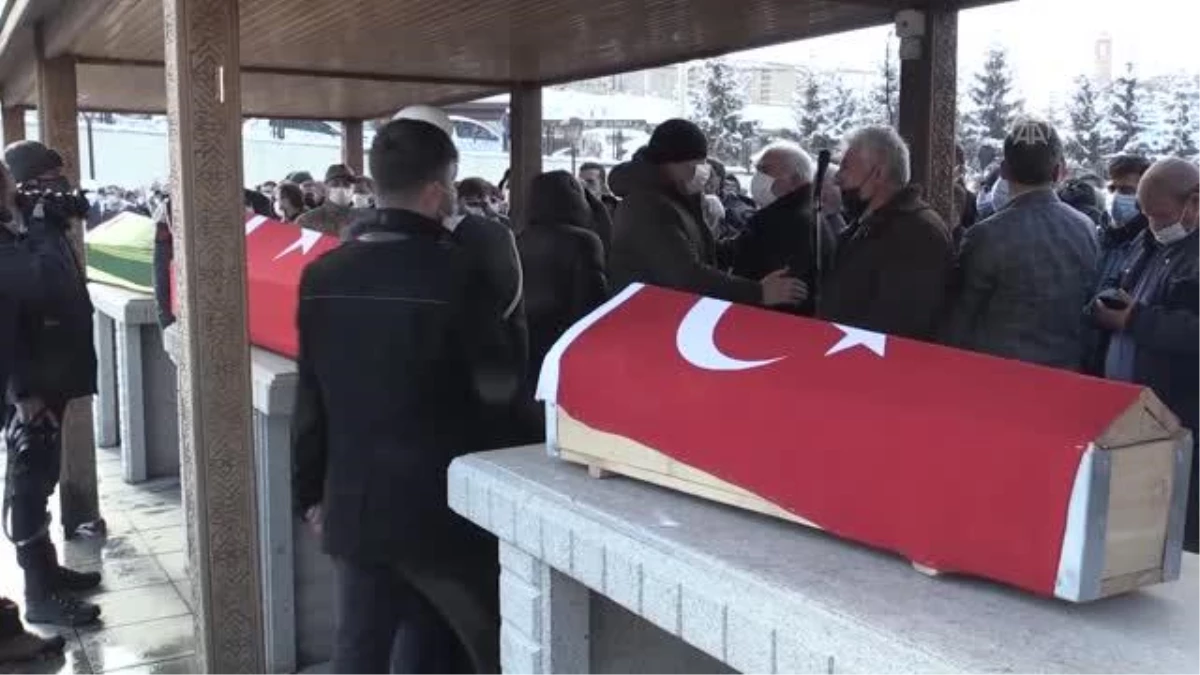 Diyarbakır\'da trafik kazasında yaşamını yitiren uzman çavuş, eşi ve çocuğu toprağa verildi