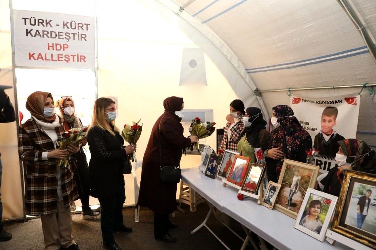 Diyarbakır\'daki kadın STK, dernek ve vakıf temsilcileri, evlat nöbeti tutan ailelere ziyaret