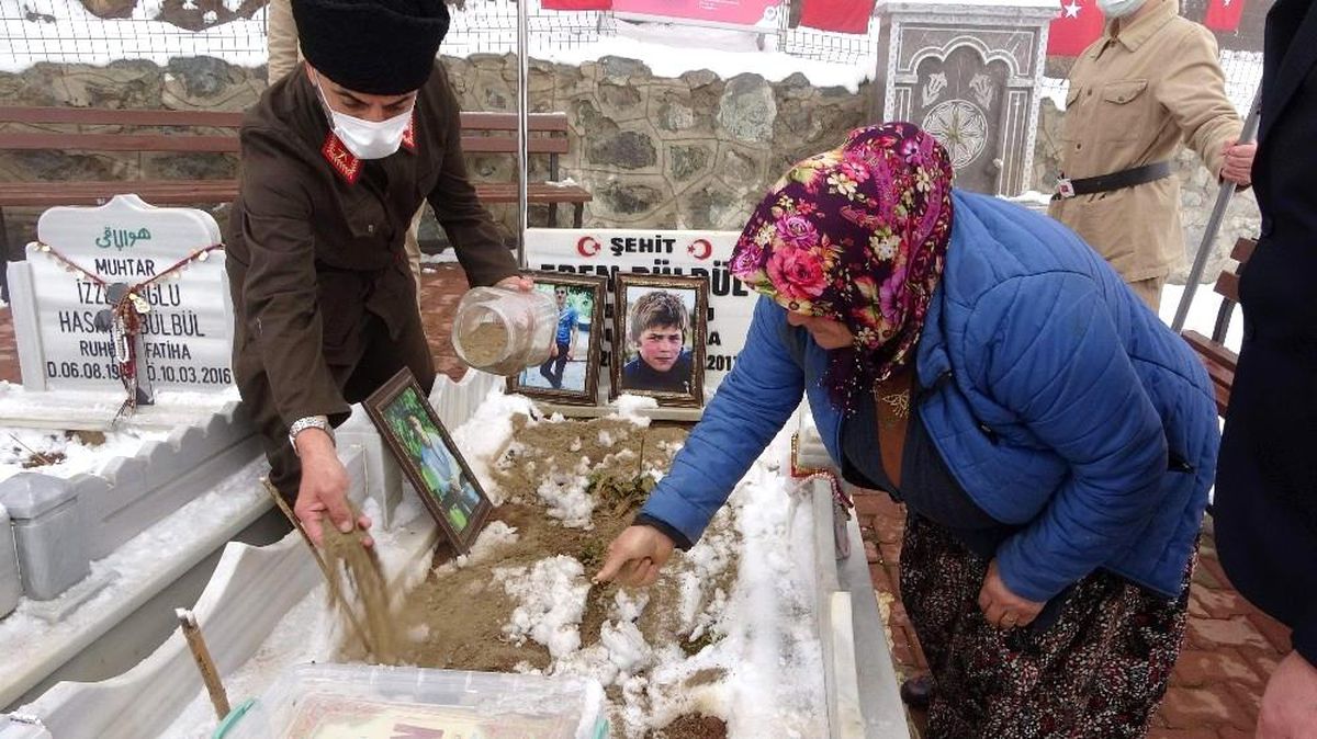 Dünya Kadınlar Günü\'nde 15\'liler Derneğinden Eren Bülbül\'ün annesine anlamlı ziyaret