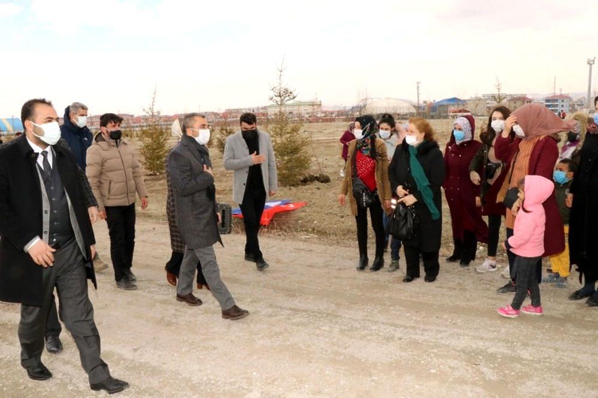 Edremit\'te Kadınlar Günü\'nde fidanlar toprakla buluşturuldu