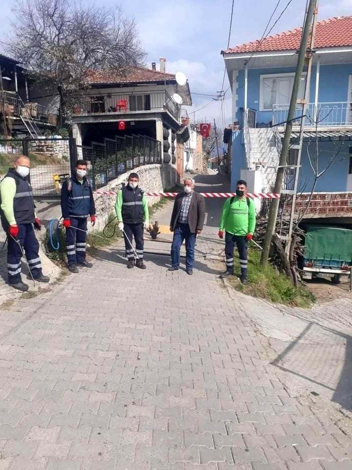 Efeler Belediyesi karantinada olan sokağı ilaçladı