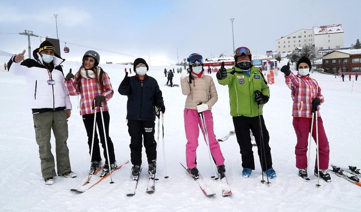 Erciyes AŞ, sağlık çalışanlarına ücretsiz kayak eğitimi veriyor