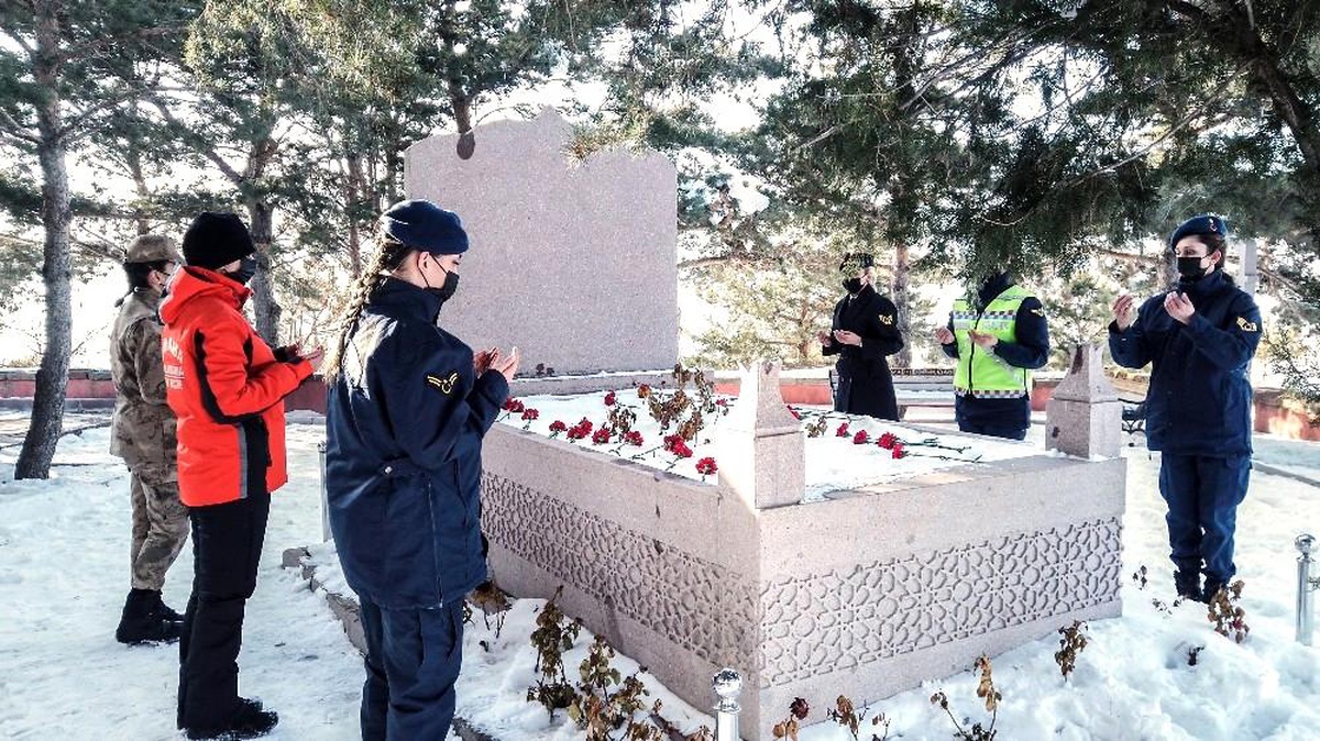 Erzurum\'da görevli kadın jandarmalardan Nene Hatun\'a ziyaret