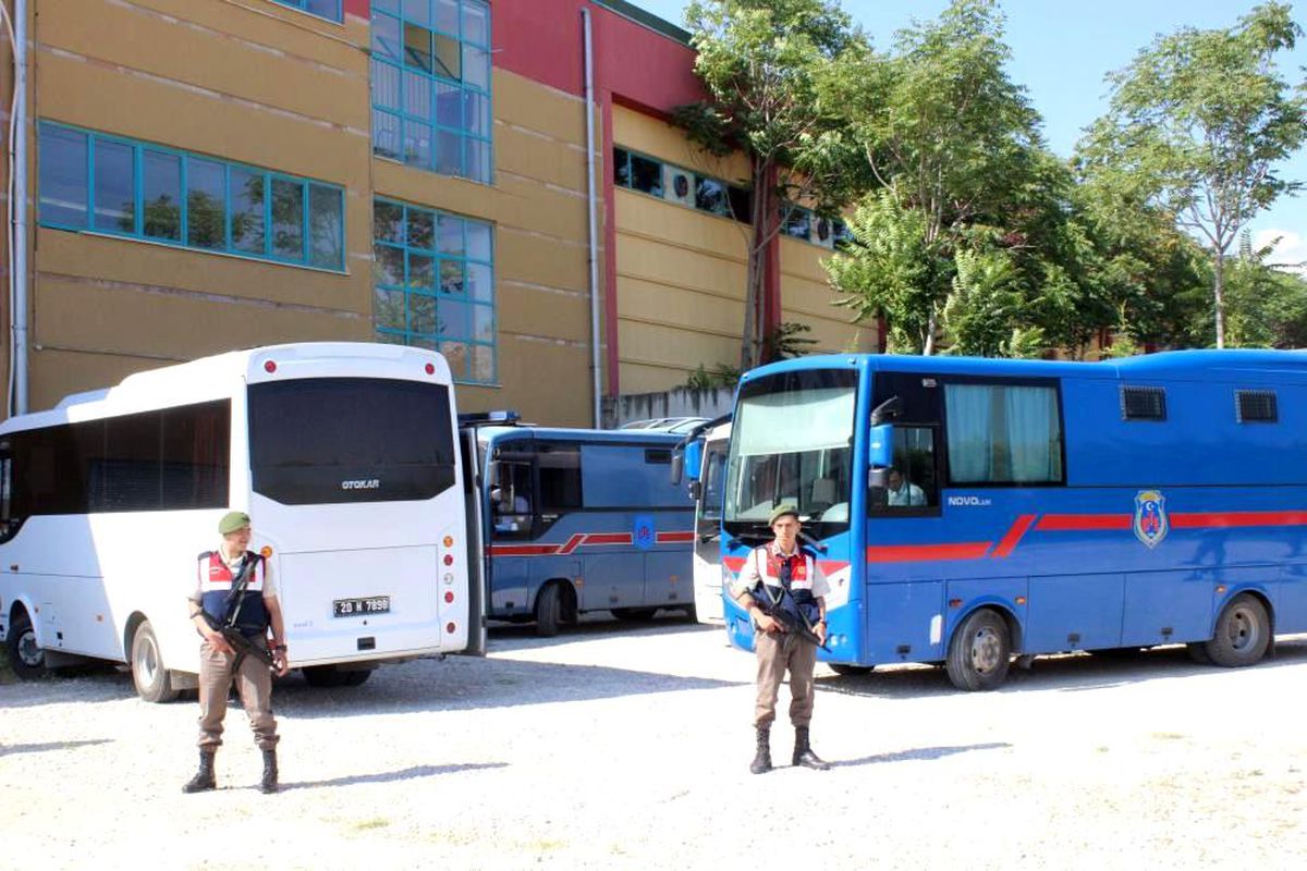 FETÖ\'nün askeri mahrem yapılanmasından sorumlu 2 aktif öğretmen yakalandı