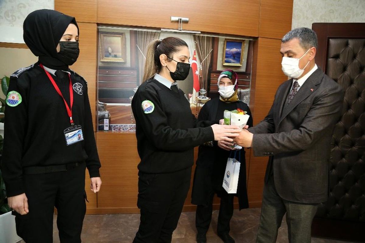 Gölbaşı Belediye Başkanı Şimşek kadın çalışanlarla bir arada