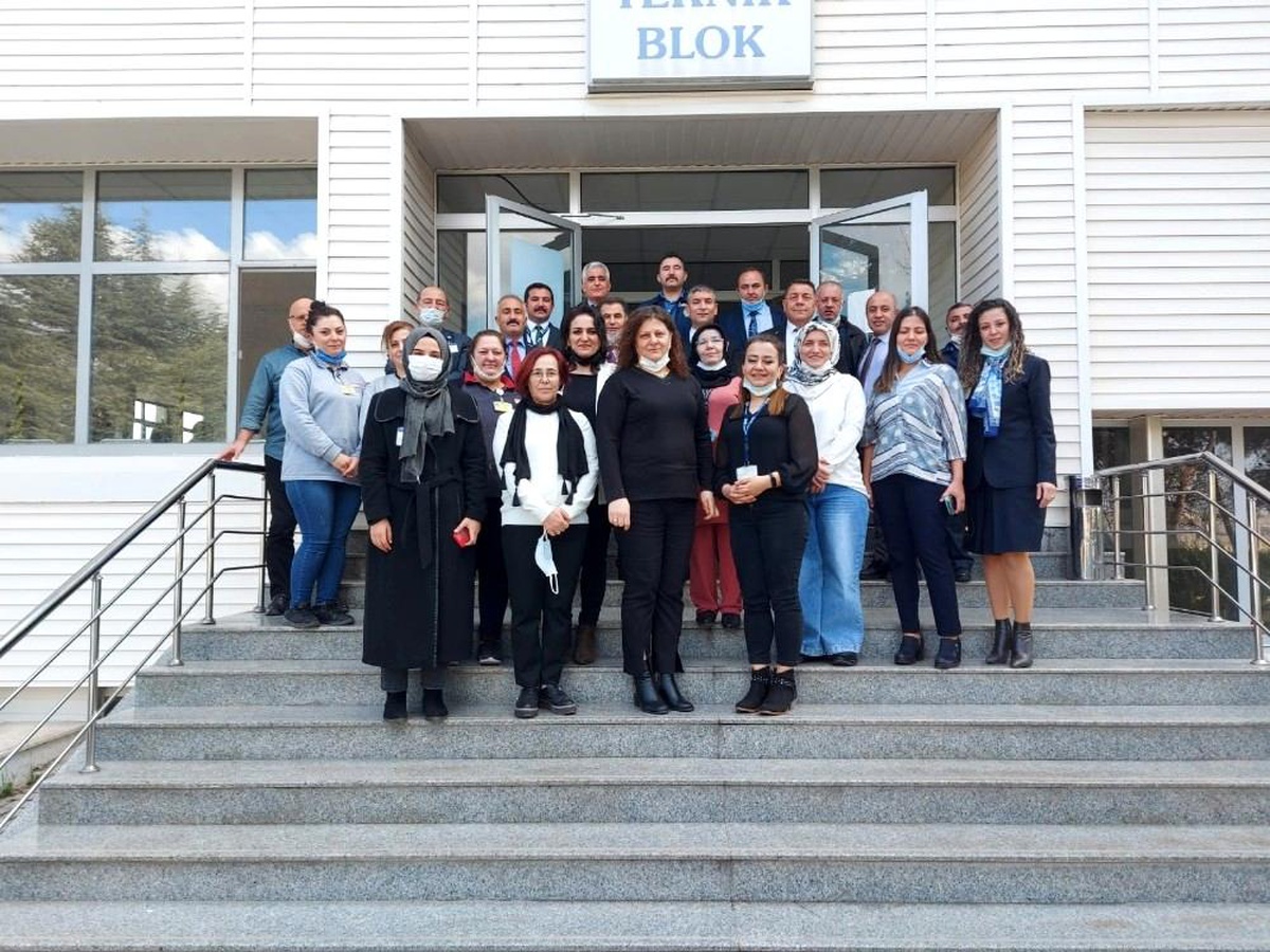 Havaalanının kadın çalışanlarına 8 Mart kutlaması