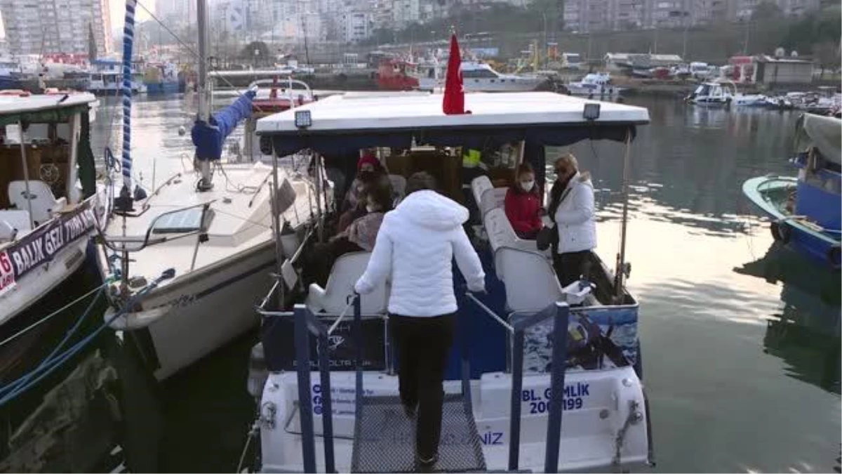 Hobisini mesleğe dönüştüren kadın girişimci Gemlik Körfezi\'nde olta turu teknesi işletiyor