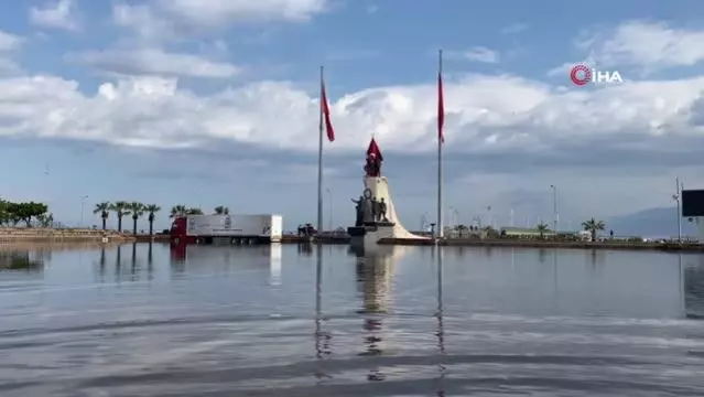 İskenderun'da anıt meydanı ve caddeler sular altında kaldı İskenderun'da anıt meydanı ve caddeler sular altında kaldı