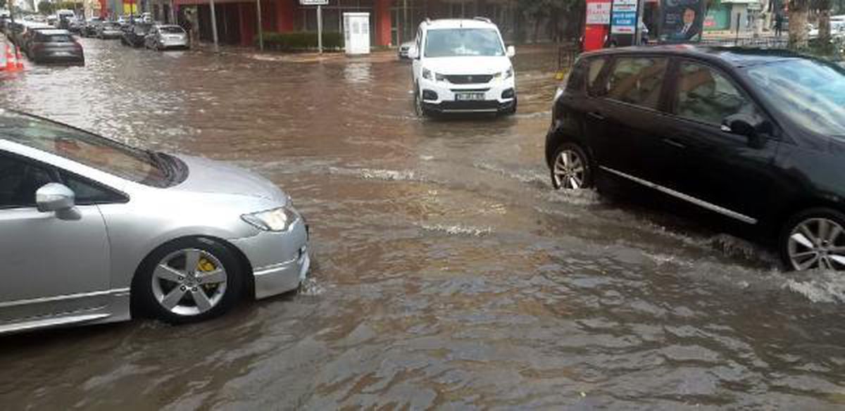 İskenderun\'da sağanak hayatı olumsuz etkiledi