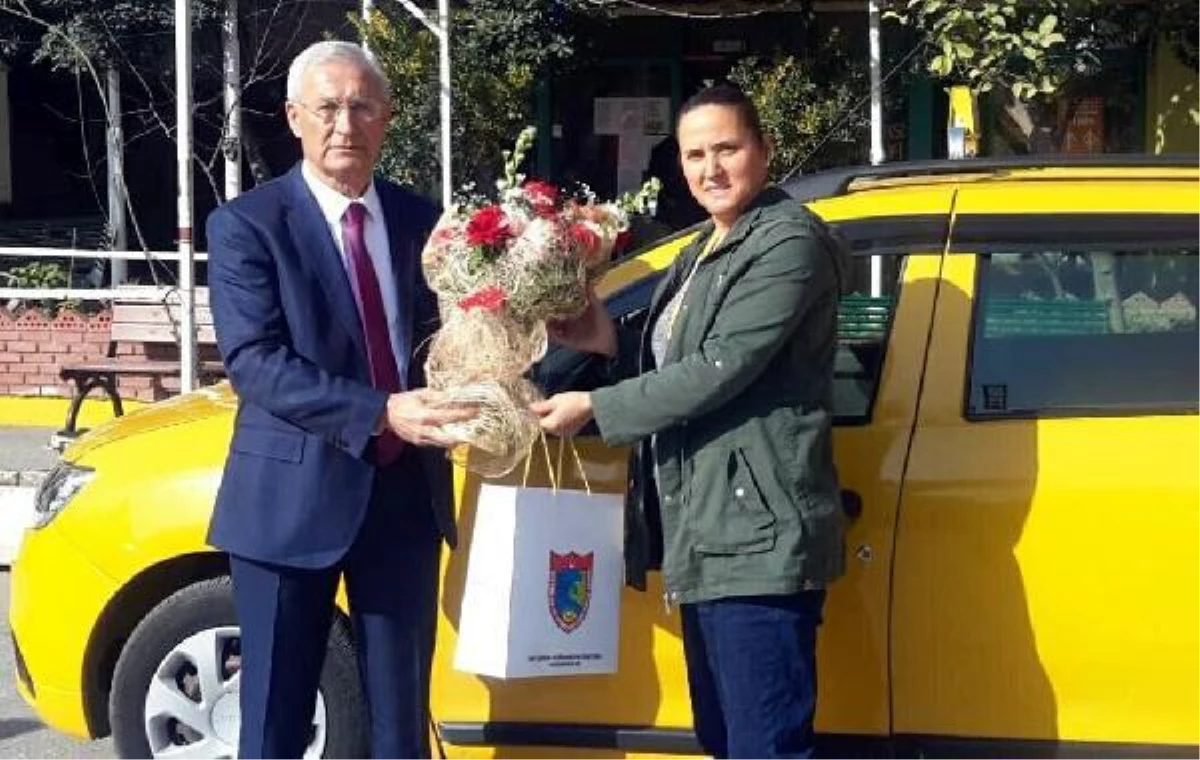 İzmir\'deki taksicilerin çiçeği: "Tek kadın taksi şoförü"