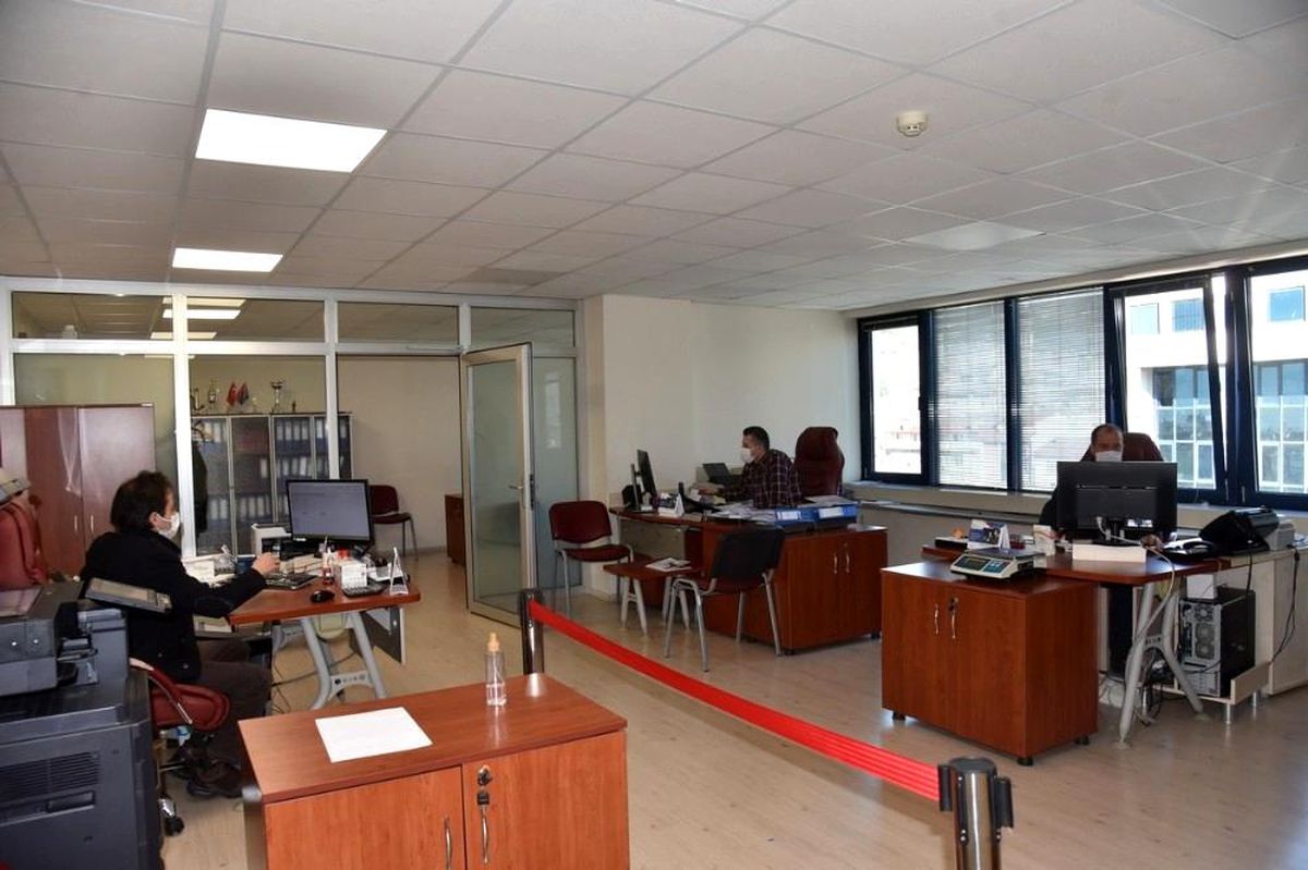 İzmit Belediyesinde bugün sadece erkekler işbaşı yaptı