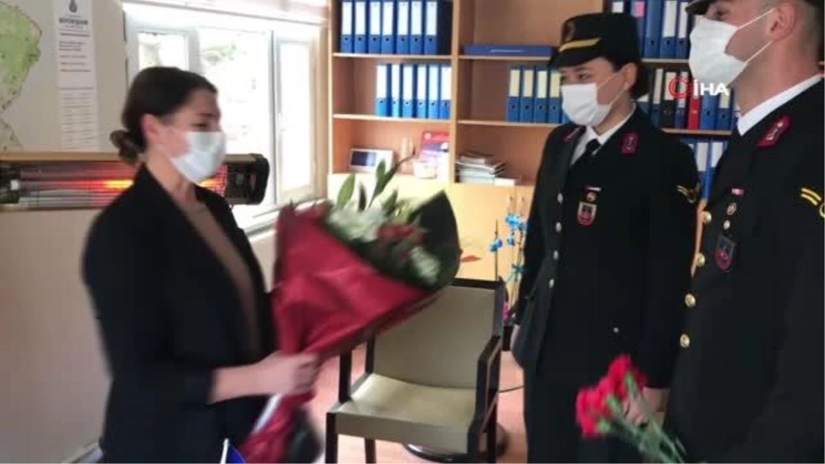 Jandarma, kadın muhtarlara çiçek dağıttı