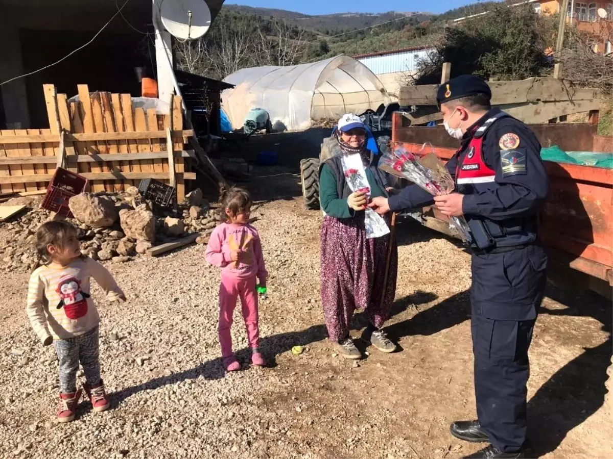 Son dakika haberi! Jandarma kadınlara karanfil dağıttı