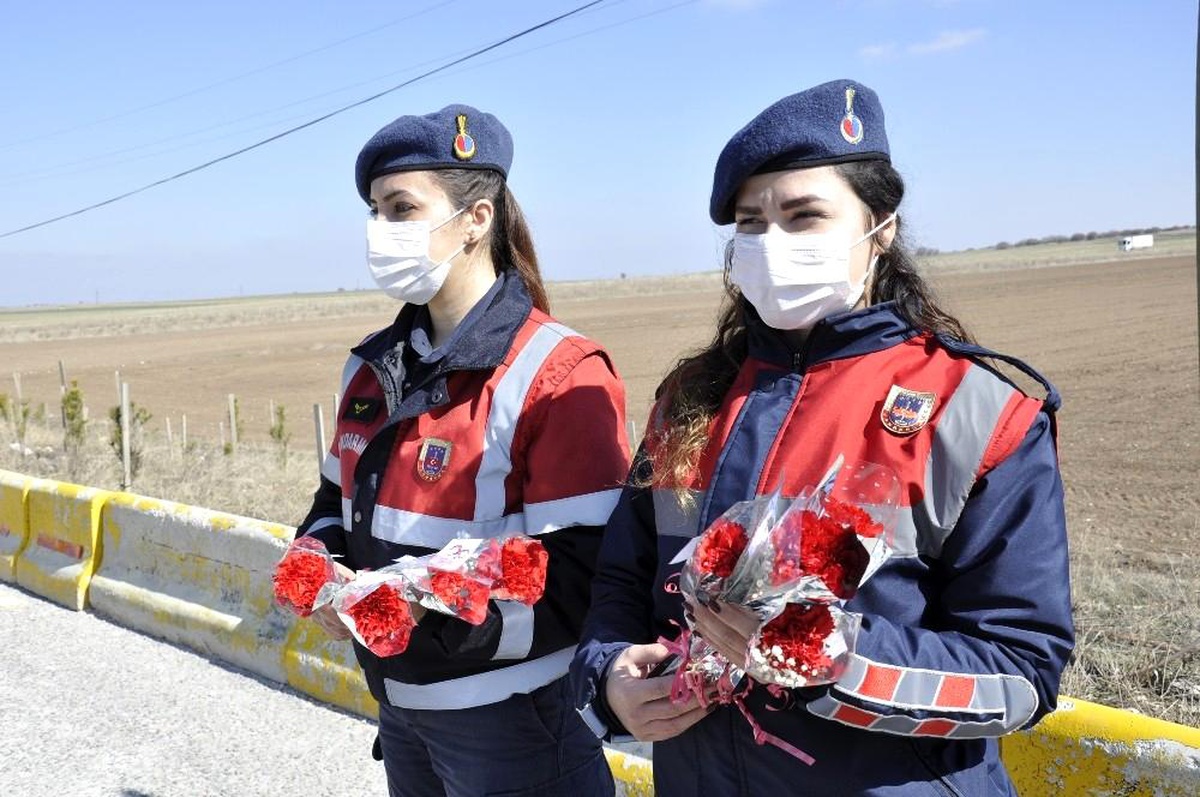 Son dakika haberi: Jandarma kontrol noktasında kadınlara karanfil dağıtıldı