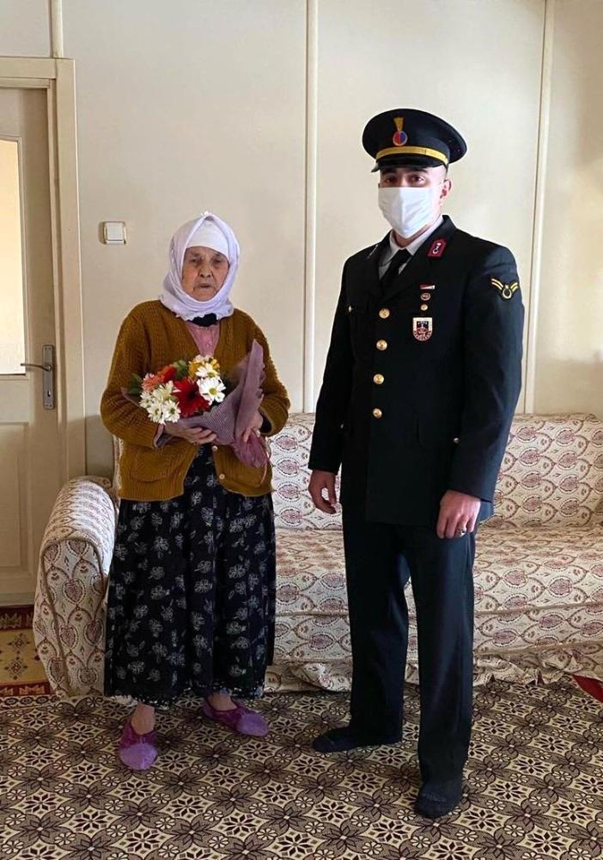 Jandarmadan Kadınlar Gününde şehit annesine karanfil