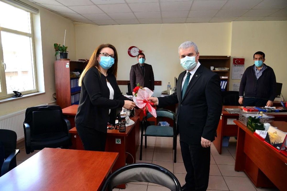Kırşehir Valisi İbrahim Akın, kadın personele karanfil dağıttı