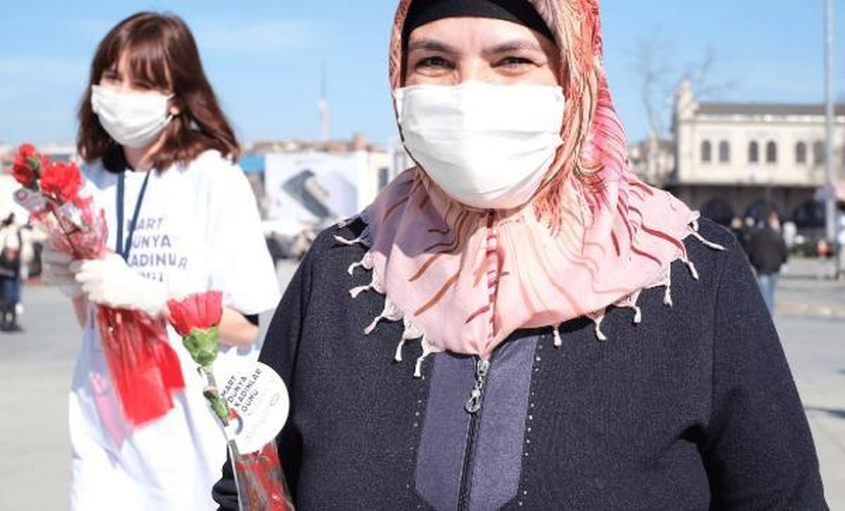 Kadınlar meydanlarda karanfillerle karşılandı